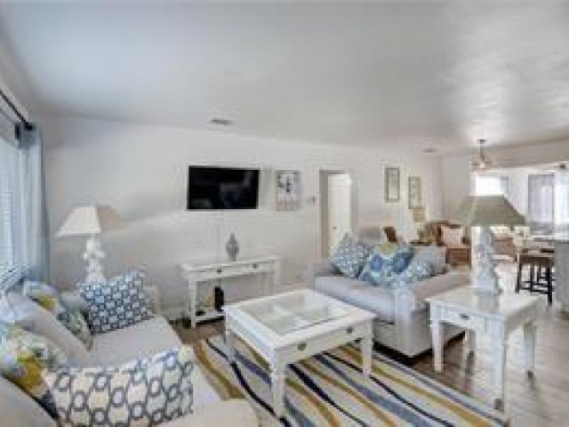 Home for rent at 10 S Swinton Cir - photo 6058411