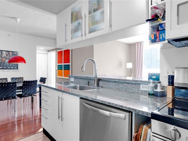 Apartment for sale  Unit #1005 - photo 5627680