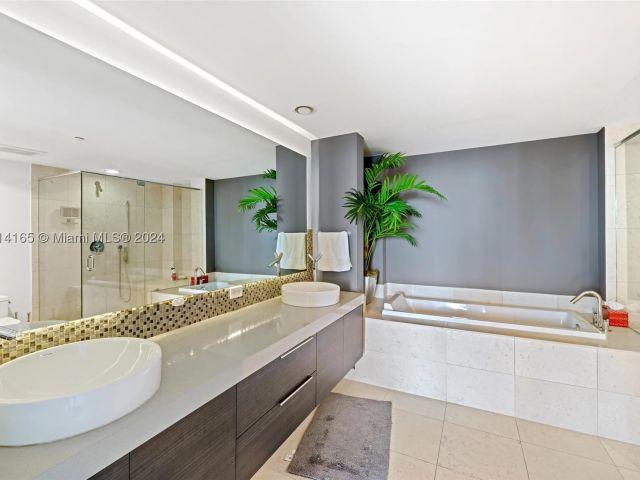 2-bedroom condo for sale in Miami - 495 Brickell Ave 4805 - MondialRealty