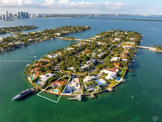 4-bedroom home for sale in Miami Beach - 11 E Rivo Alto Dr - MondialRealty