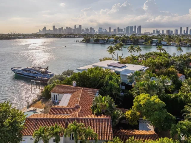 4-bedroom home for sale in Miami Beach - 11 E Rivo Alto Dr - MondialRealty