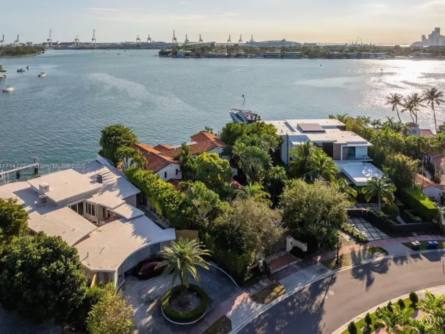 4-bedroom home for sale in Miami Beach - 11 E Rivo Alto Dr - MondialRealty