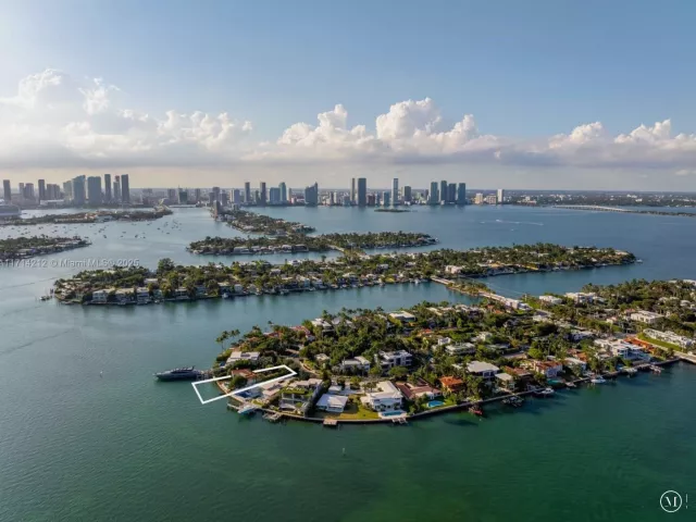 4-bedroom home for sale in Miami Beach - 11 E Rivo Alto Dr - MondialRealty