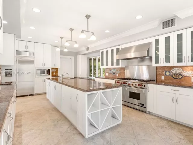 4-bedroom home for sale in Miami Beach - 11 E Rivo Alto Dr - MondialRealty