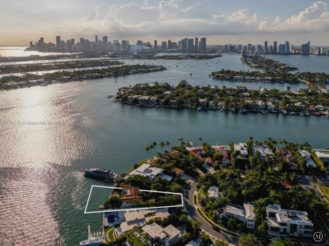 4-bedroom home for sale in Miami Beach - 11 E Rivo Alto Dr - MondialRealty