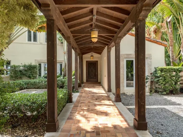 4-bedroom home for sale in Miami Beach - 11 E Rivo Alto Dr - MondialRealty