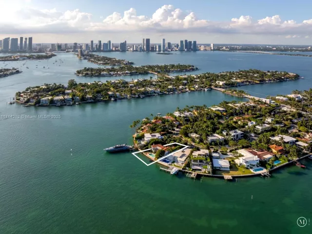 4-bedroom home for sale in Miami Beach - 11 E Rivo Alto Dr - MondialRealty