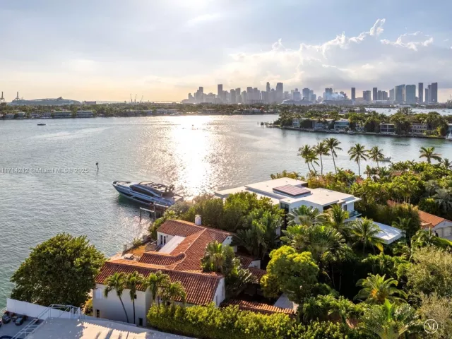 4-bedroom home for sale in Miami Beach - 11 E Rivo Alto Dr - MondialRealty