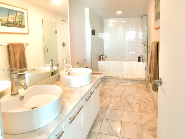 1-bedroom condo for sale in Miami - 888 Biscayne Blvd 2511 - MondialRealty