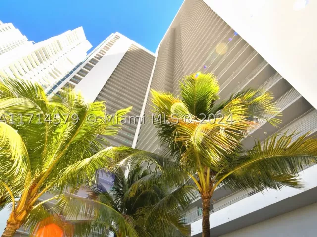 1-bedroom condo for sale in Miami - 888 Biscayne Blvd 2511 - MondialRealty