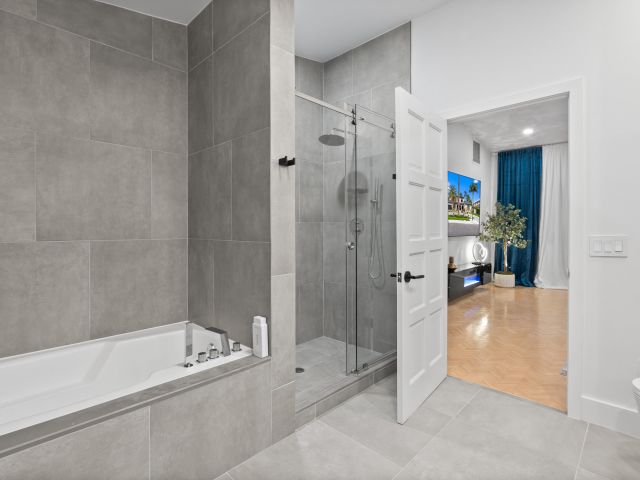 Home for rent at 516 Royal Plaza Drive - photo 6234000