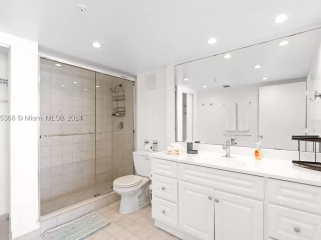 2-bedroom condo for rent in Surfside - 9195 Collins Ave 1103 - MondialRealty