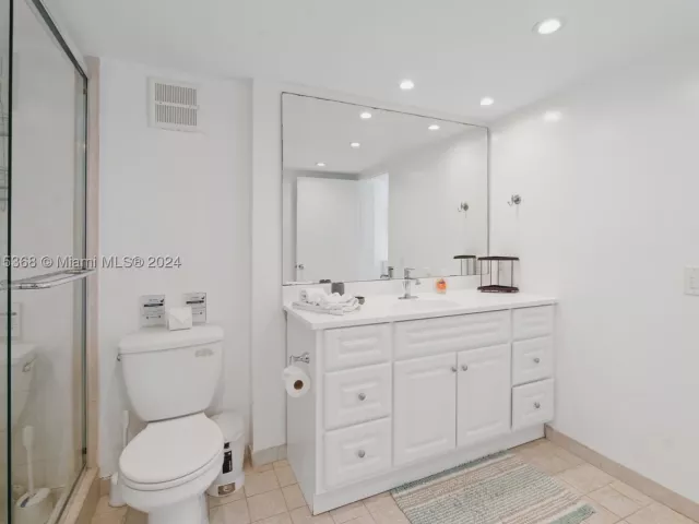 2-bedroom condo for rent in Surfside - 9195 Collins Ave 1103 - MondialRealty