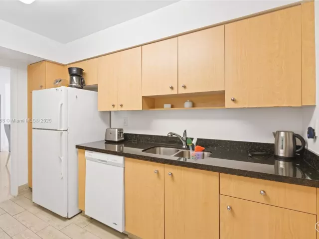 2-bedroom condo for rent in Surfside - 9195 Collins Ave 1103 - MondialRealty