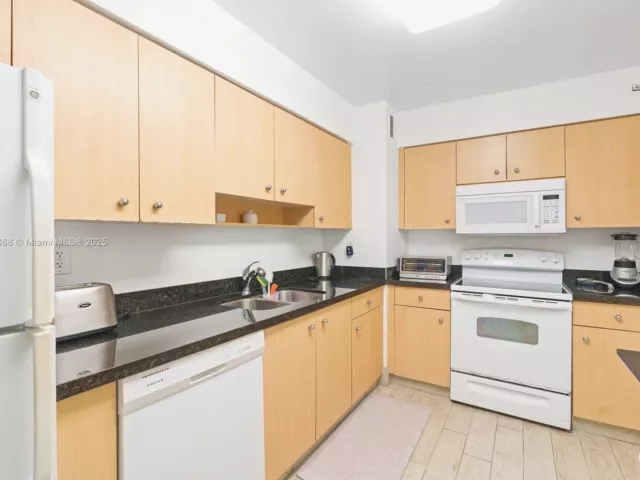 2-bedroom condo for rent in Surfside - 9195 Collins Ave 1103 - MondialRealty