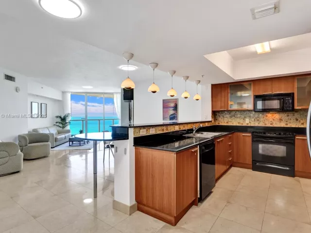 1-bedroom condo for rent in Sunny Isles Beach - 16699 Collins Ave 2405 - MondialRealty