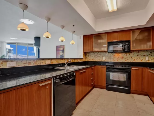 1-bedroom condo for rent in Sunny Isles Beach - 16699 Collins Ave 2405 - MondialRealty