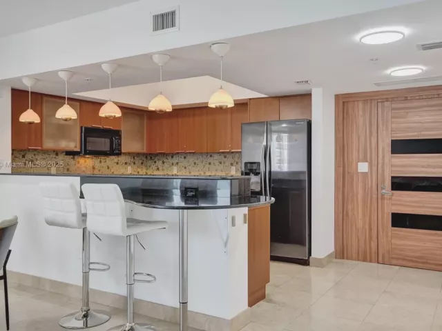 1-bedroom condo for rent in Sunny Isles Beach - 16699 Collins Ave 2405 - MondialRealty