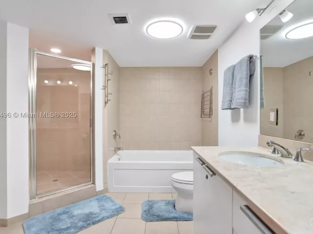 1-bedroom condo for rent in Sunny Isles Beach - 16699 Collins Ave 2405 - MondialRealty