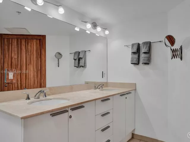 1-bedroom condo for rent in Sunny Isles Beach - 16699 Collins Ave 2405 - MondialRealty