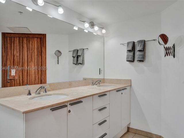 1-bedroom condo for rent in Sunny Isles Beach - 16699 Collins Ave 2405 - MondialRealty