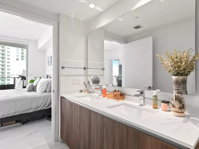 Apartment for sale  Unit #4009 - photo 5772345