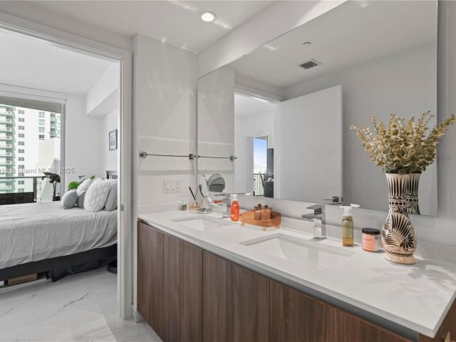 Apartment for sale  Unit #4009 - photo 5772345