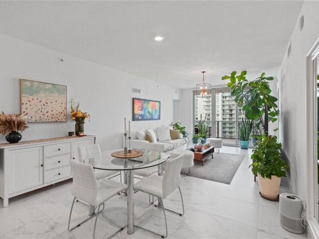 Apartment for sale  Unit #4009 - photo 5772355