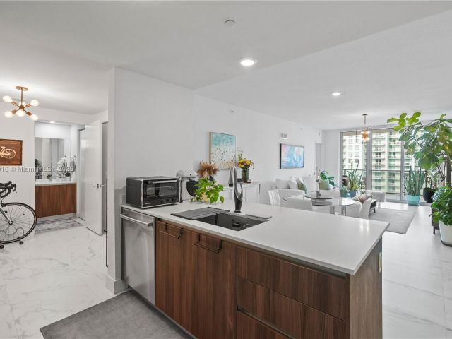 Apartment for sale  Unit #4009 - photo 5772358