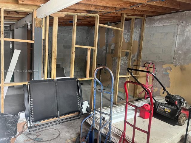 Home for sale at 2900 Davie Blvd - photo 5570092