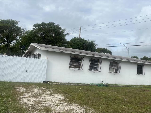 Home for sale at 2900 Davie Blvd - photo 5570110