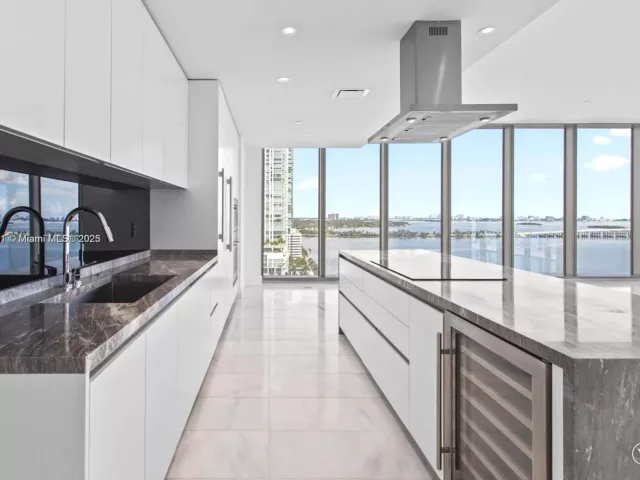3-bedroom condo for sale in Miami - 700 NE 26th Ter 2001 - MondialRealty
