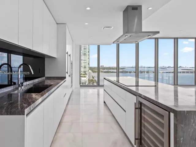 3-bedroom condo for sale in Miami - 700 NE 26th Ter 2001 - MondialRealty