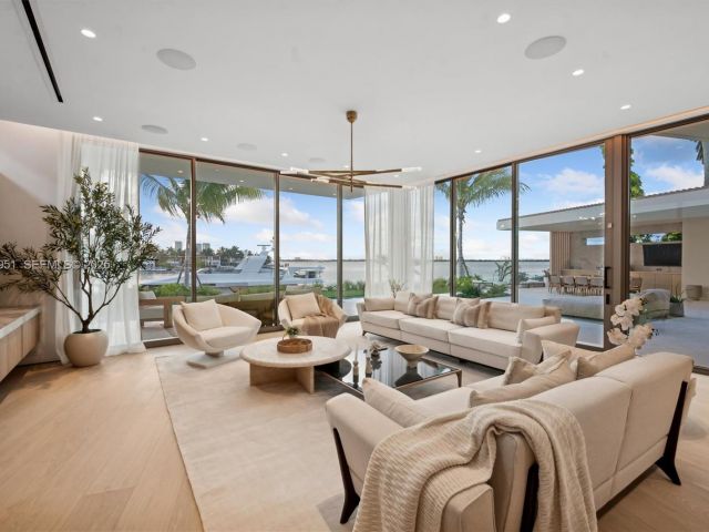 Home for sale at 424 W Rivo Alto Dr - photo 6863103