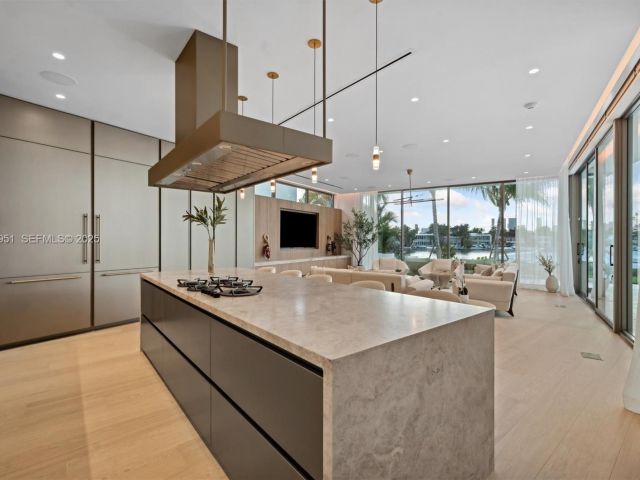 Home for sale at 424 W Rivo Alto Dr - photo 6863109