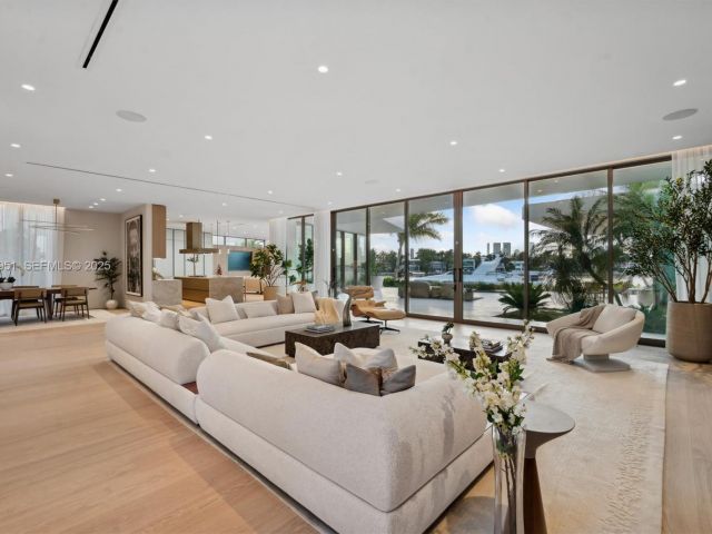 Home for sale at 424 W Rivo Alto Dr - photo 6863111