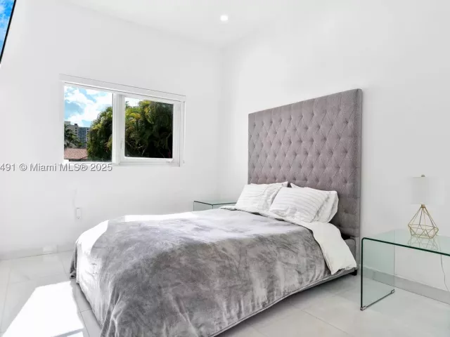 4-bedroom home for sale in Sunny Isles Beach - 201 Atlantic Ave - MondialRealty