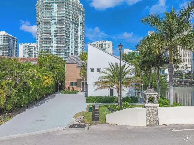 4-bedroom home for sale in Sunny Isles Beach - 201 Atlantic Ave - MondialRealty