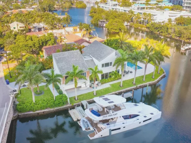 4-bedroom home for sale in Sunny Isles Beach - 201 Atlantic Ave - MondialRealty