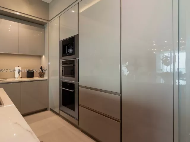 5-bedroom condo for rent in Sunny Isles Beach - 18975 Collins Ave 4102 - MondialRealty