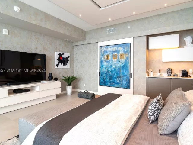 5-bedroom condo for rent in Sunny Isles Beach - 18975 Collins Ave 4102 - MondialRealty