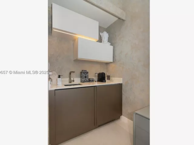 5-bedroom condo for rent in Sunny Isles Beach - 18975 Collins Ave 4102 - MondialRealty