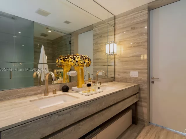 5-bedroom condo for rent in Sunny Isles Beach - 18975 Collins Ave 4102 - MondialRealty