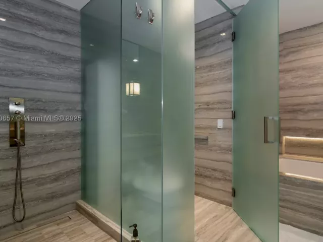 5-bedroom condo for rent in Sunny Isles Beach - 18975 Collins Ave 4102 - MondialRealty
