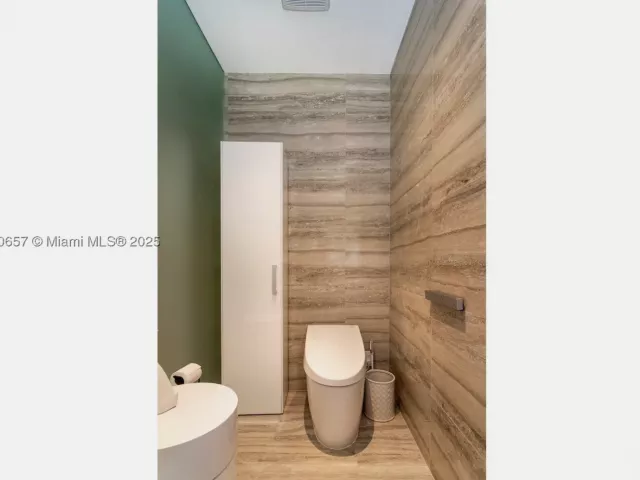 5-bedroom condo for rent in Sunny Isles Beach - 18975 Collins Ave 4102 - MondialRealty