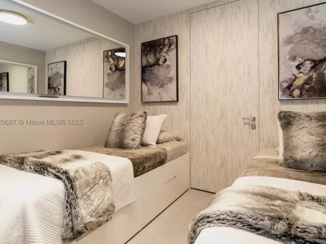 5-bedroom condo for rent in Sunny Isles Beach - 18975 Collins Ave 4102 - MondialRealty