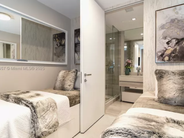 5-bedroom condo for rent in Sunny Isles Beach - 18975 Collins Ave 4102 - MondialRealty