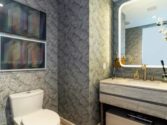 5-bedroom condo for rent in Sunny Isles Beach - 18975 Collins Ave 4102 - MondialRealty