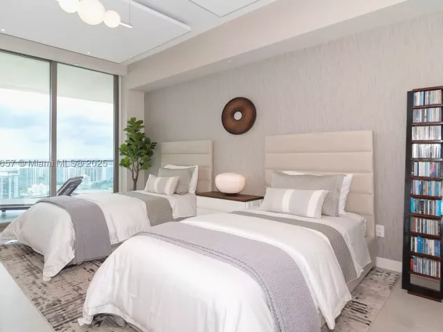 5-bedroom condo for rent in Sunny Isles Beach - 18975 Collins Ave 4102 - MondialRealty