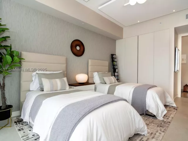 5-bedroom condo for rent in Sunny Isles Beach - 18975 Collins Ave 4102 - MondialRealty